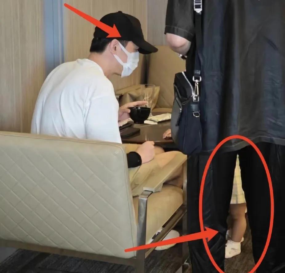 胡歌给天下所有男人上了一课。结婚不一定要找又白又富又美的，也不一定是要找大明