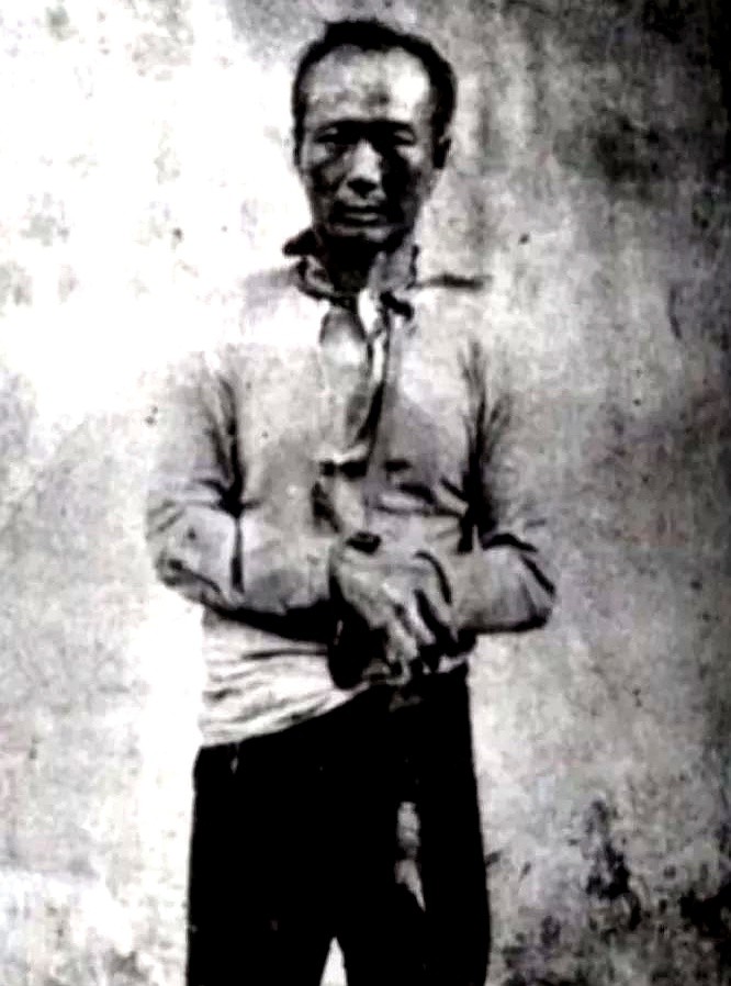 光天化日之下，在1911年4月8日的广州街头，刺客温生才手持一把枪，走到重重护卫