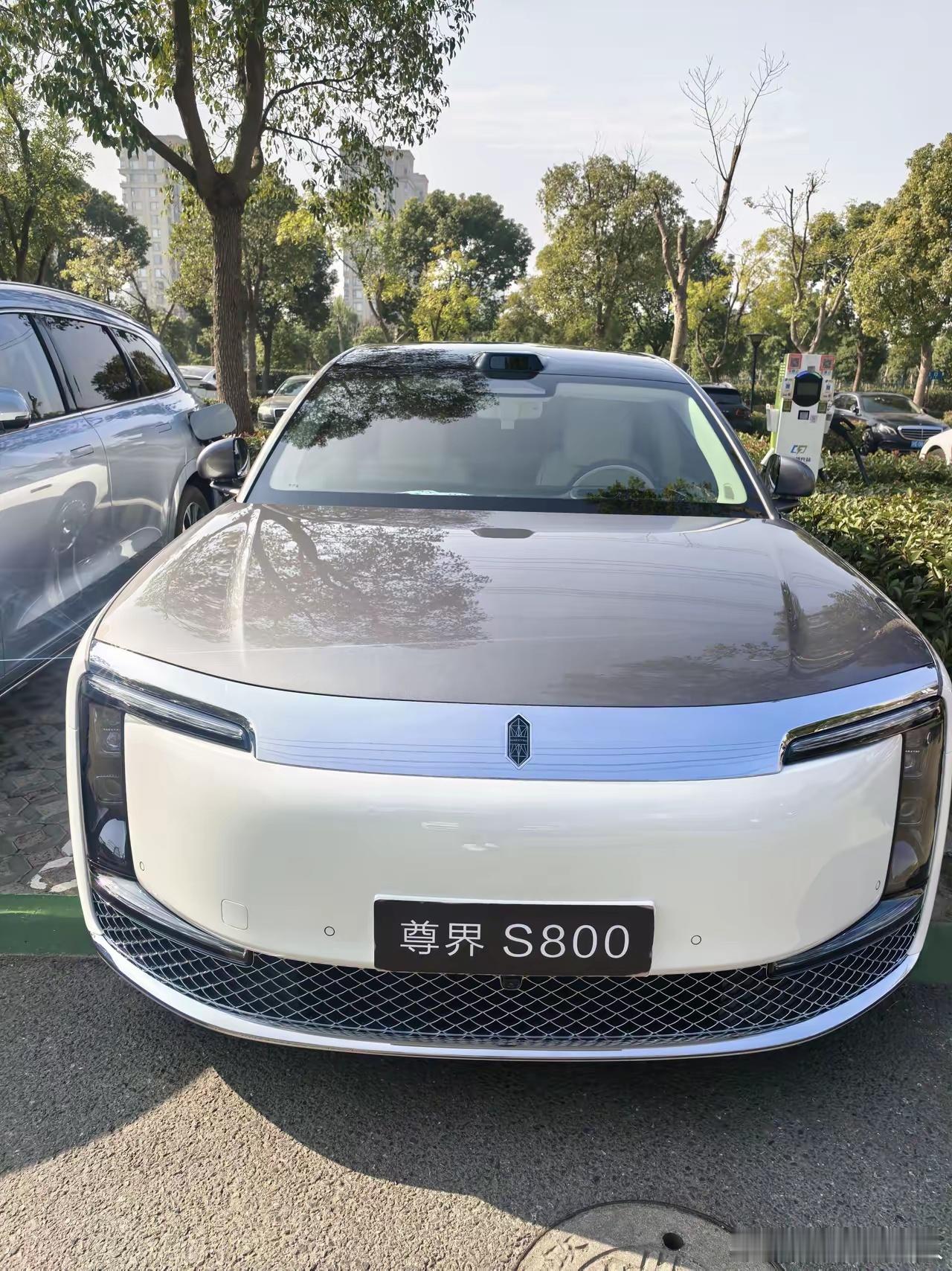 今天充电，旁边居然停了辆S800，吓我一跳。开门都得轻轻的，生怕碰到人家的车。司