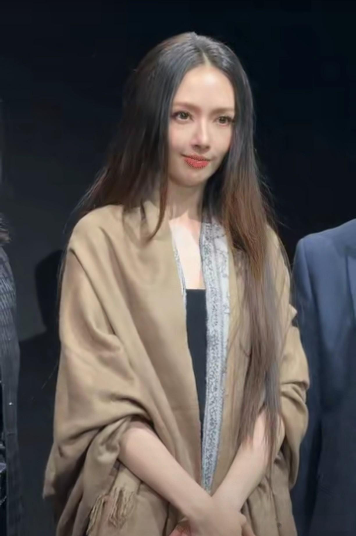 郭碧婷太疲惫了，头顶一片白发，眼神充满疲惫，感觉整个人下一秒就要睡着。