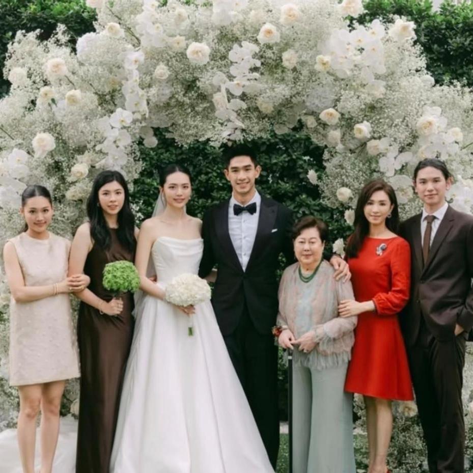 吴婉芳一家颜值太出众，儿媳同框各有风采吴婉芳久违晒出全家福，全家颜值个个在