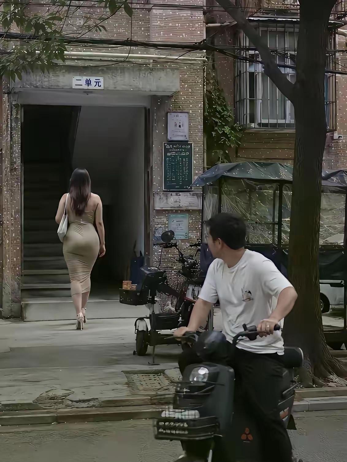 绝大部分的正常男人都会看上一眼，这是本能跟人品无关，因此我们不能用有色的眼光去看
