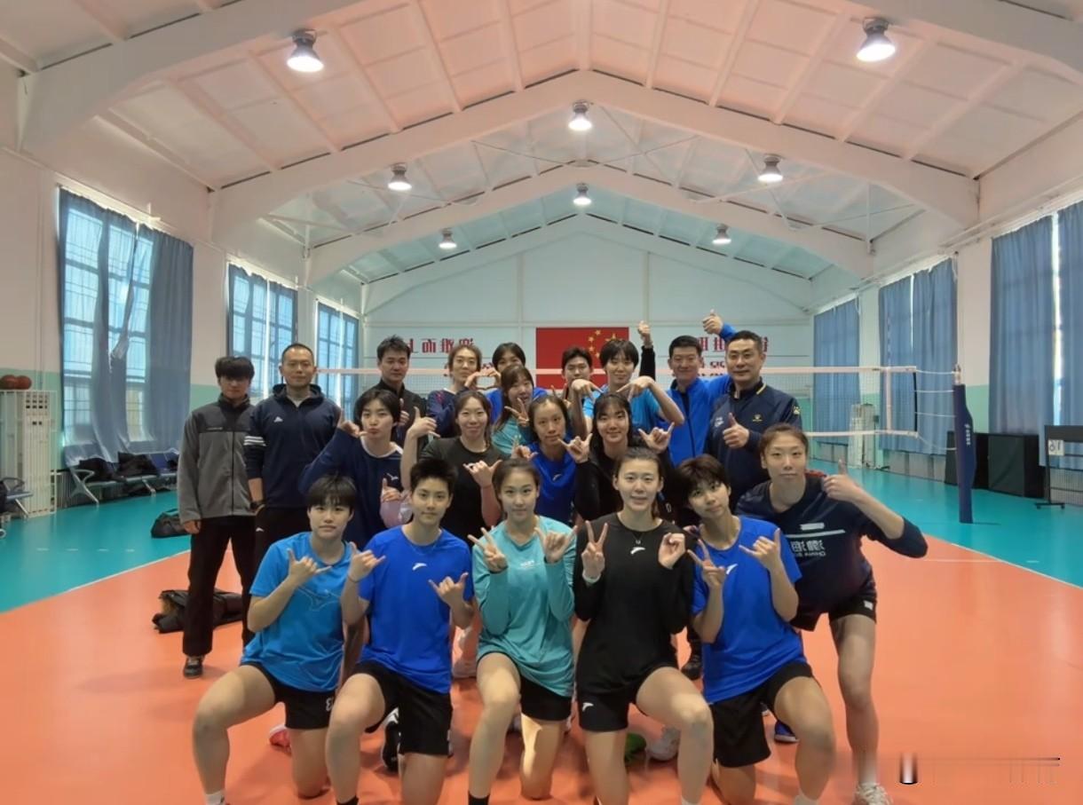 天津女排大将王艺竹新年归队。中国女排原替补接应王艺竹发布了新年个人动态，她已经正