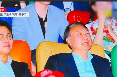 尹锡悦又出来搞事情，他去外面看电影了，而且看的电影很有针对性，名字叫《选举舞弊》