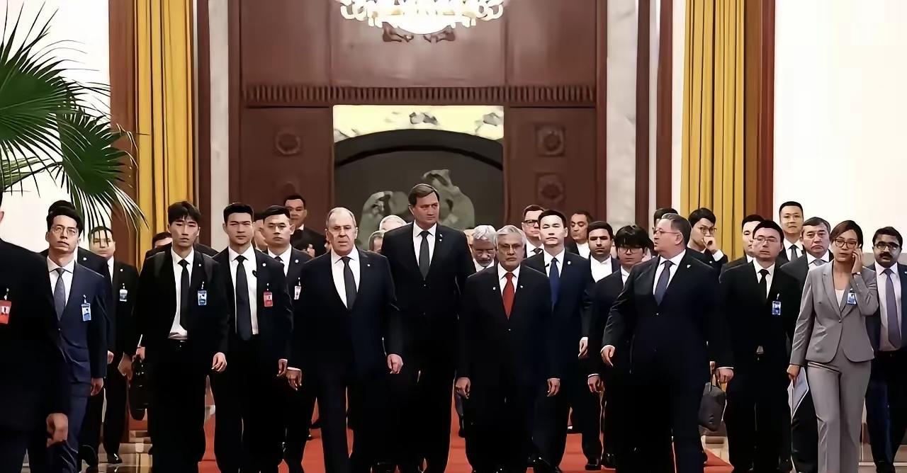 欧盟的黄昏：当美梦中惊醒时发现刀已架在脖子上一个显而易见的选择，中美俄，美搞不