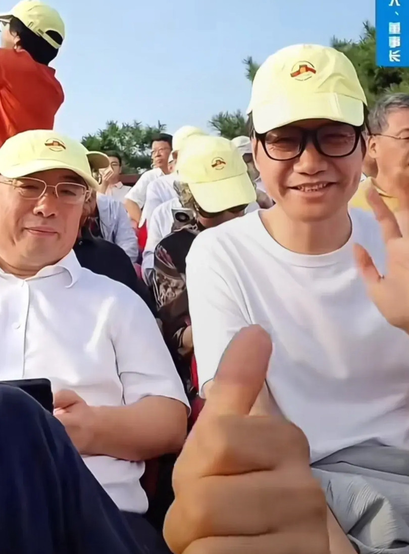 看雷军真年轻，仔细看就像40岁的模样，如果他不戴帽子和眼镜估计更年轻。不过看他时