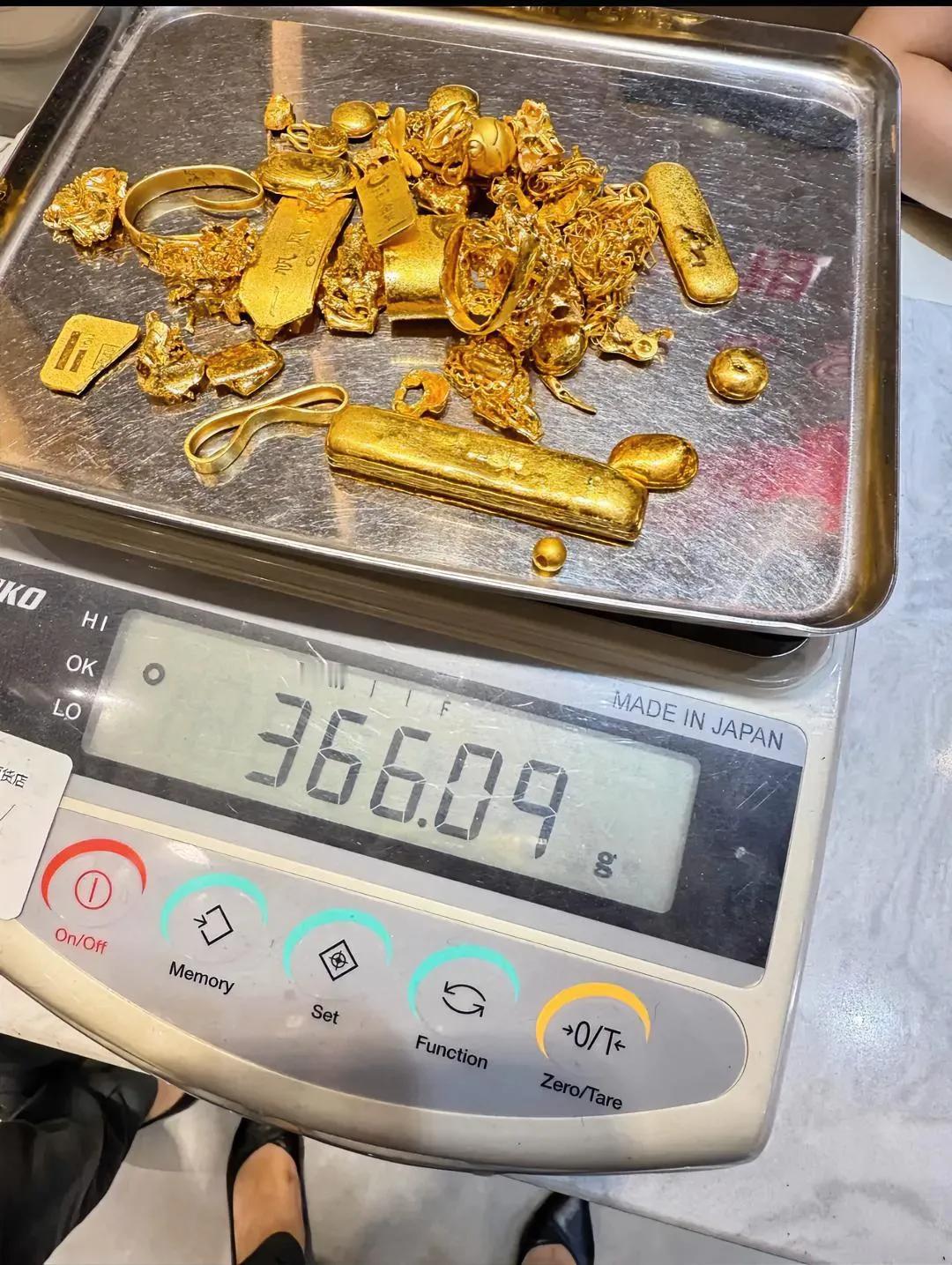 一觉醒来,我天都要塌了!黄金跌破4000美元大关,谁能想到啊,我从上周的44