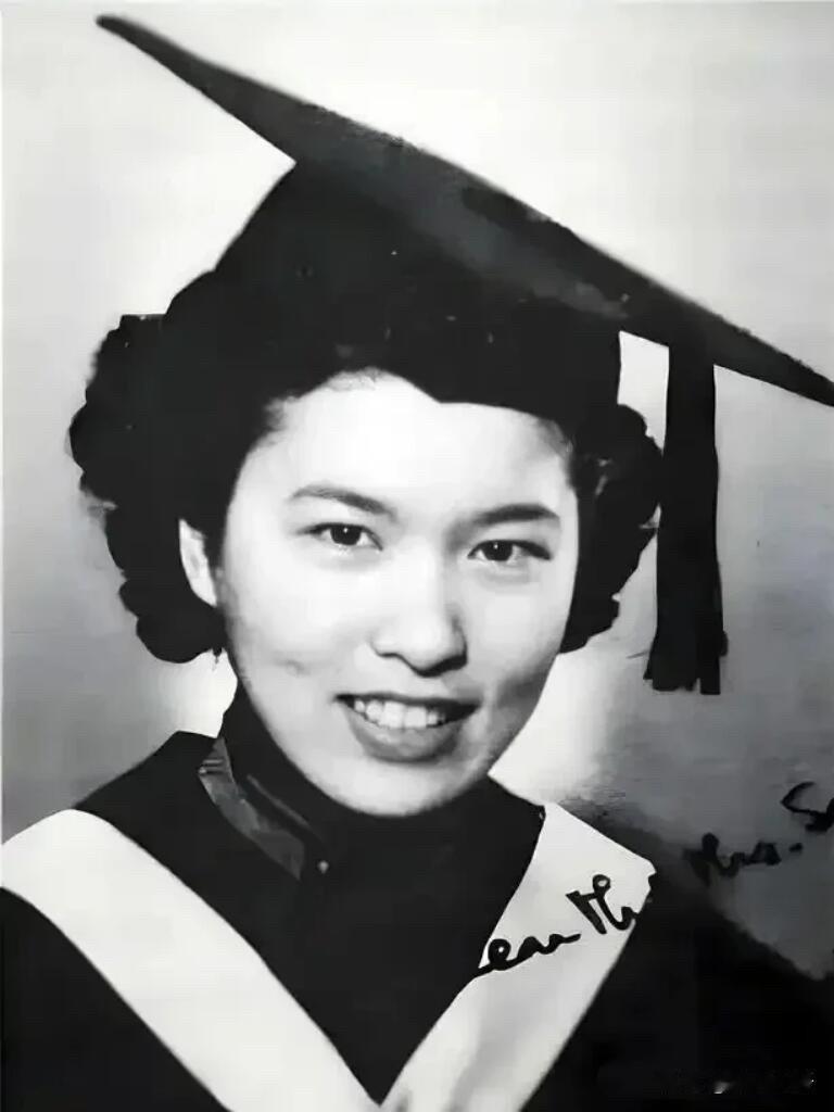1940年这场面试，藏着中国最飒外交女神的起点！1940年红岩村，有个穿八路