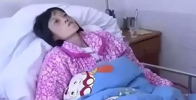 我死了，我的两个孩子该怎么办了？2016年，湖南一单亲妈妈身患癌症，临终前打算将