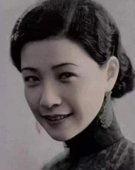 1928年，徐志摩母亲推门而入，见到不堪入目的画面：徐志摩、陆小曼、翁瑞午3人同