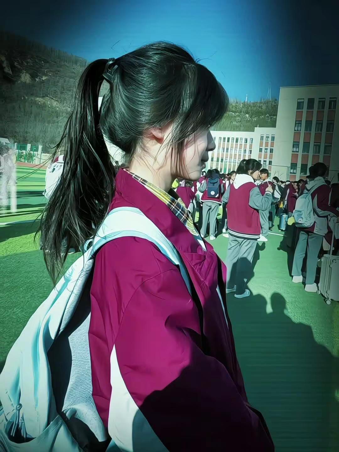 她一定比我成熟