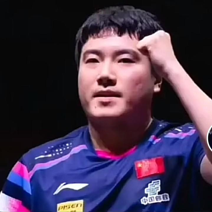 梁靖崑给儿子剪头发，头皮都剪出血了。孩子疼得左右躲，不让碰。他硬是连哄带吓把活干