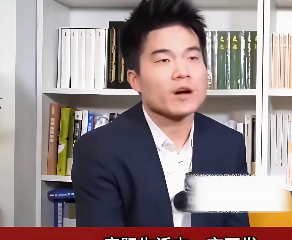 董宇辉跟张雪峰同样是干教育的，很明显董宇辉比张学峰明智一点，他除演讲跟直播外的其