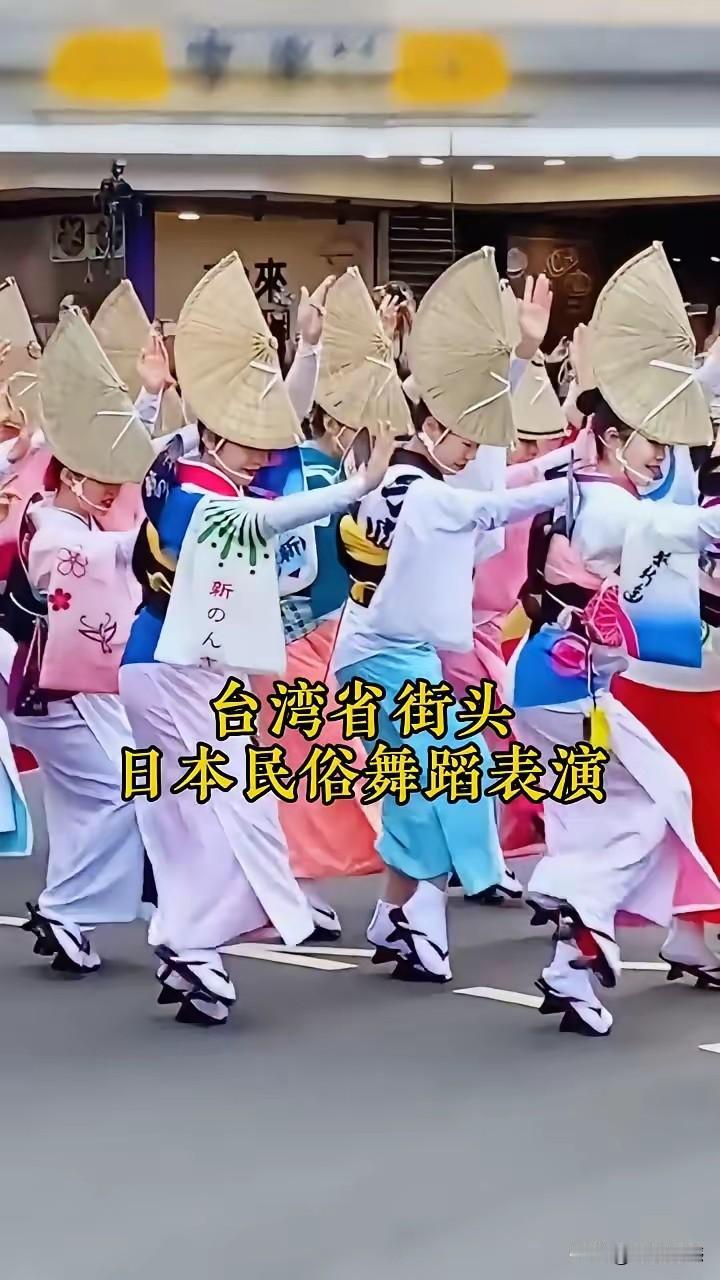 日本人表演的这种舞蹈，看起来就有些神秘兮兮、鬼鬼叨叨的，这种文化个性的表达，也映