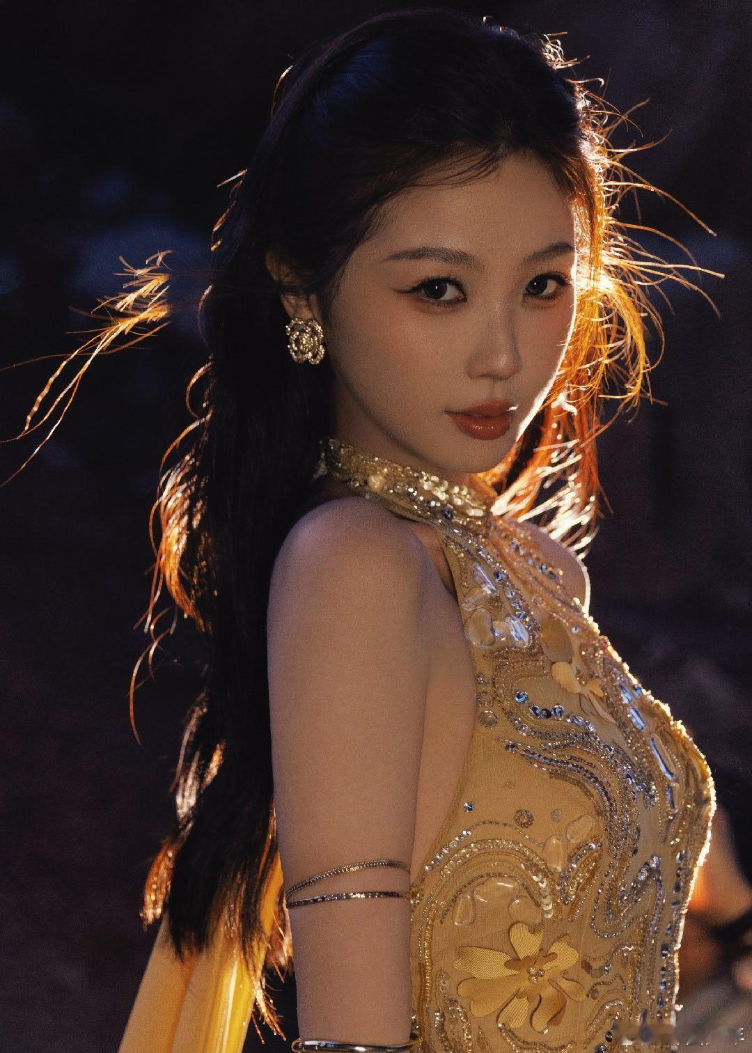 虞书欣金色纱裙从清冷到华贵，虞书欣完美驾驭鎏金纱裙，颜值气场双绝