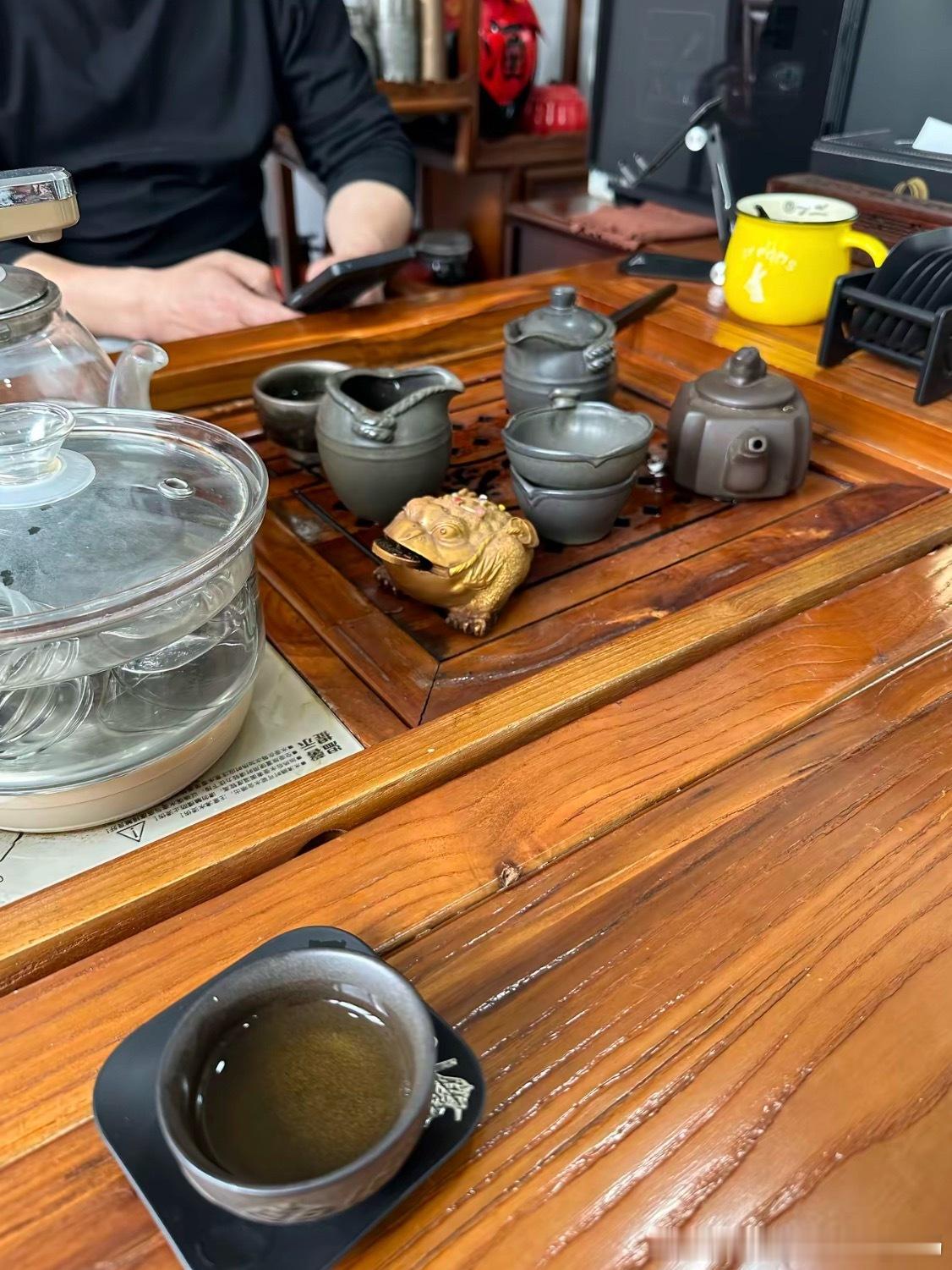 人生如茶，外汇亦然。杯子就那么大，一次倒满，再续就溢。刚沏的茶烫嘴，得慢慢等、慢