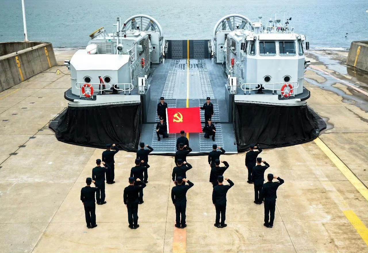当年很是羡慕美帝海军陆战队的LCAC气垫登陆艇，能搭载着M1A2主战坦克快速抢滩