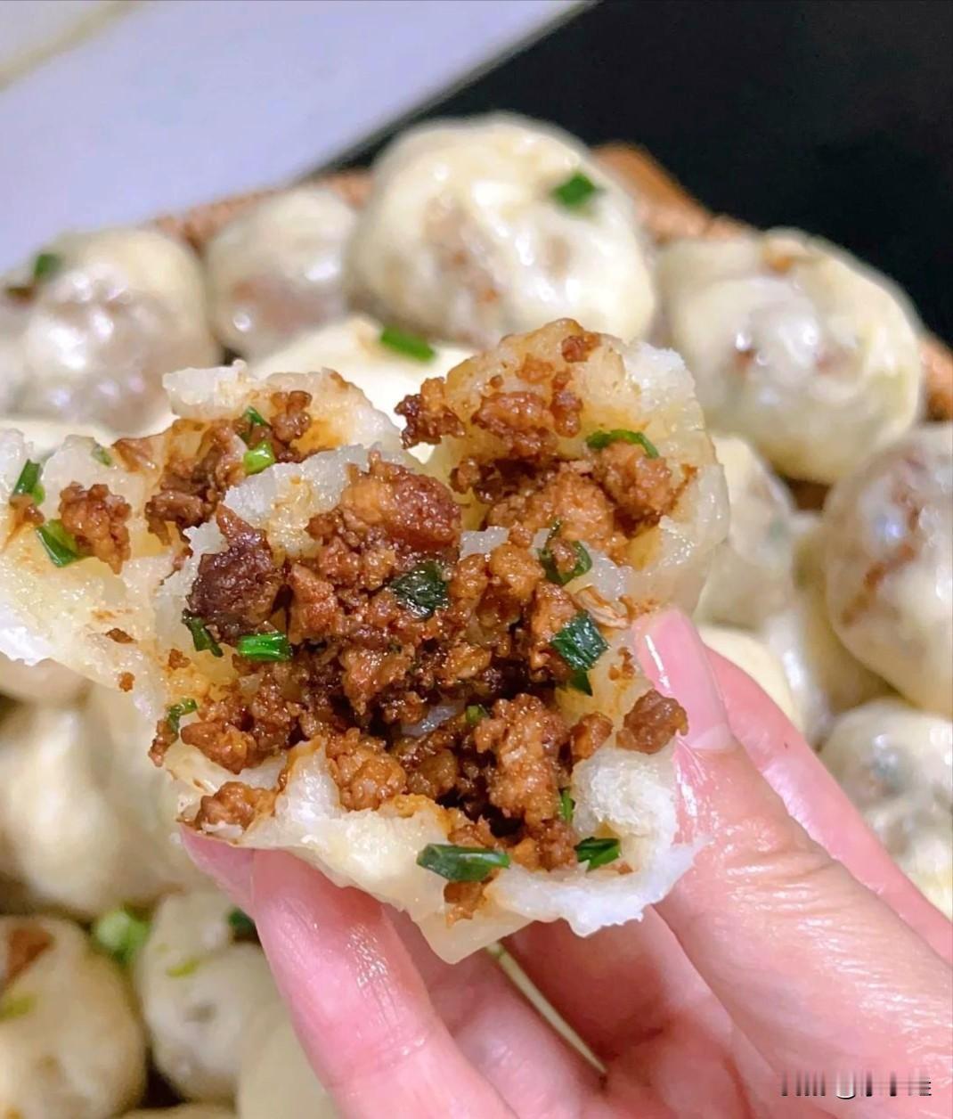 娃带同学来家里玩，随手做了笼包子，结果第二天班级群全炸了咱们当妈的，平时上