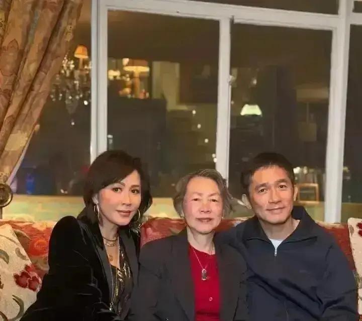 王菲穿两万多一套的真丝睡衣去刘嘉玲家跨年，照片一出来直接冲热搜。三个人围着沙发