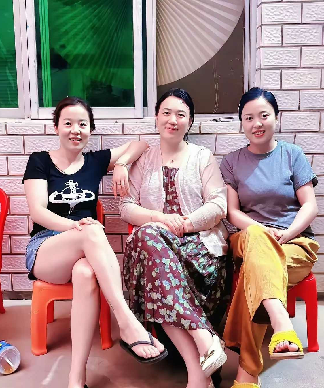 三个女生都很有女人味，相比之下我更喜欢穿灰色短袖那个。右边的颜值很高，左边的看起