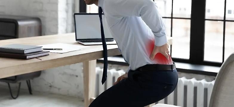 办公室员工治疗背痛的五大最佳锻炼方式。第一个练习——“拉伸脊柱”——能缓解下