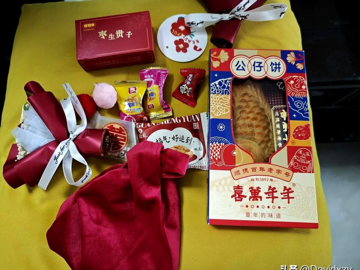 喝完喜酒回家，两口子一人一份带回装有喜糖的礼盒。拆开一看，非常惊喜。你发现没
