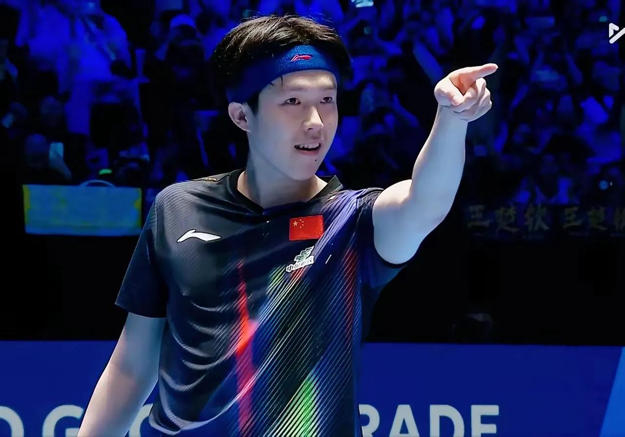王楚钦4:2力克张本智和，这个细节别再误会了！赛后大头的手指根本不是指向对