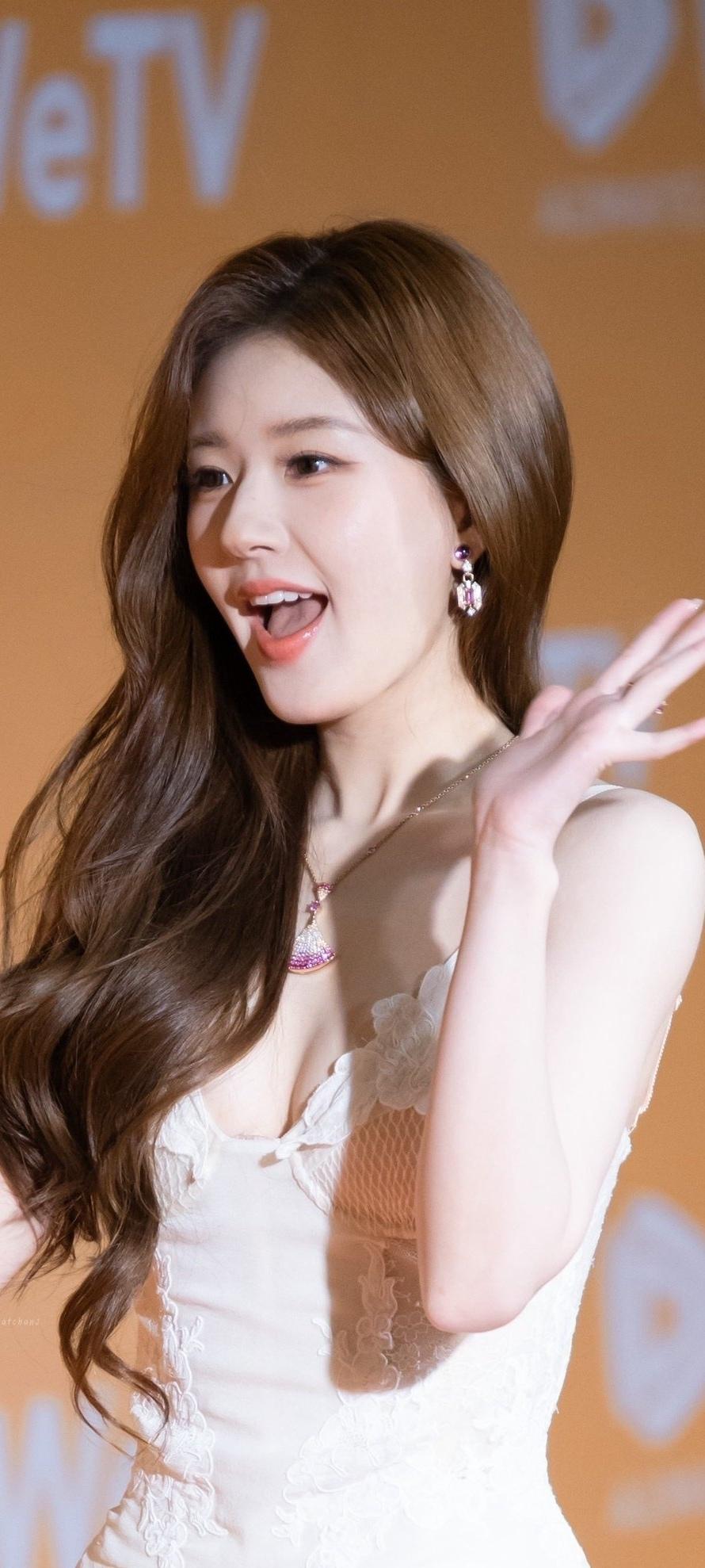 谁懂啊！赵露思穿白蕾丝裙的状态，甜妹变美神了！赵露思赵露思红毯生图明星造型点