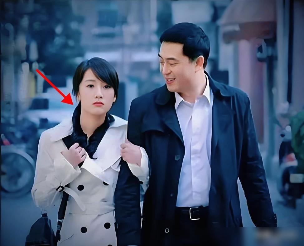 重温《蜗居》，真的要被宋思明这个老狐狸笑死。他在别墅把海藻办了。起因是他事后