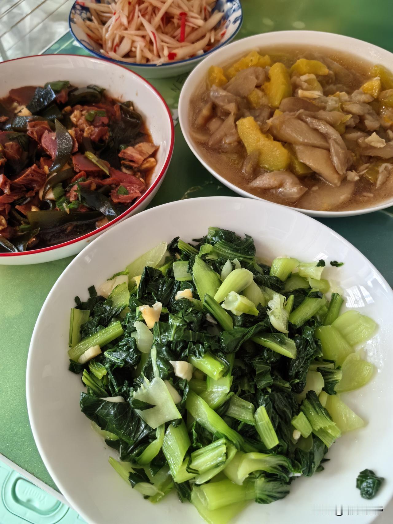 粗茶淡饭，最是养人。一桌简单的家常菜：绿油油的青菜、黑亮亮的木耳、脆生生的萝卜丝