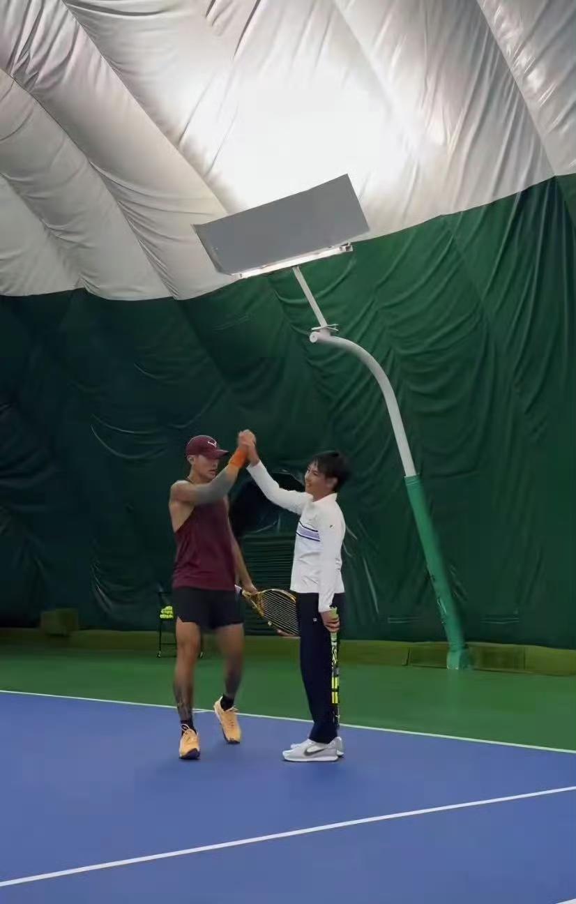 吴尊疑似举家迁居墨尔本，近日回上海带儿子打网球，13岁儿子身高飞长、颜值出众