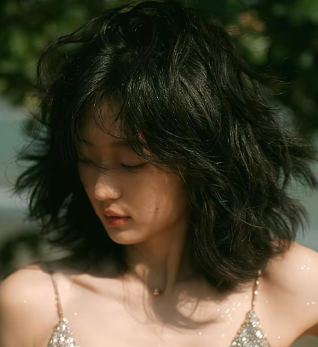 孙千：最近刷屏的《大生意人》里头那双大长腿一露立马把全场目光都勾走了！17