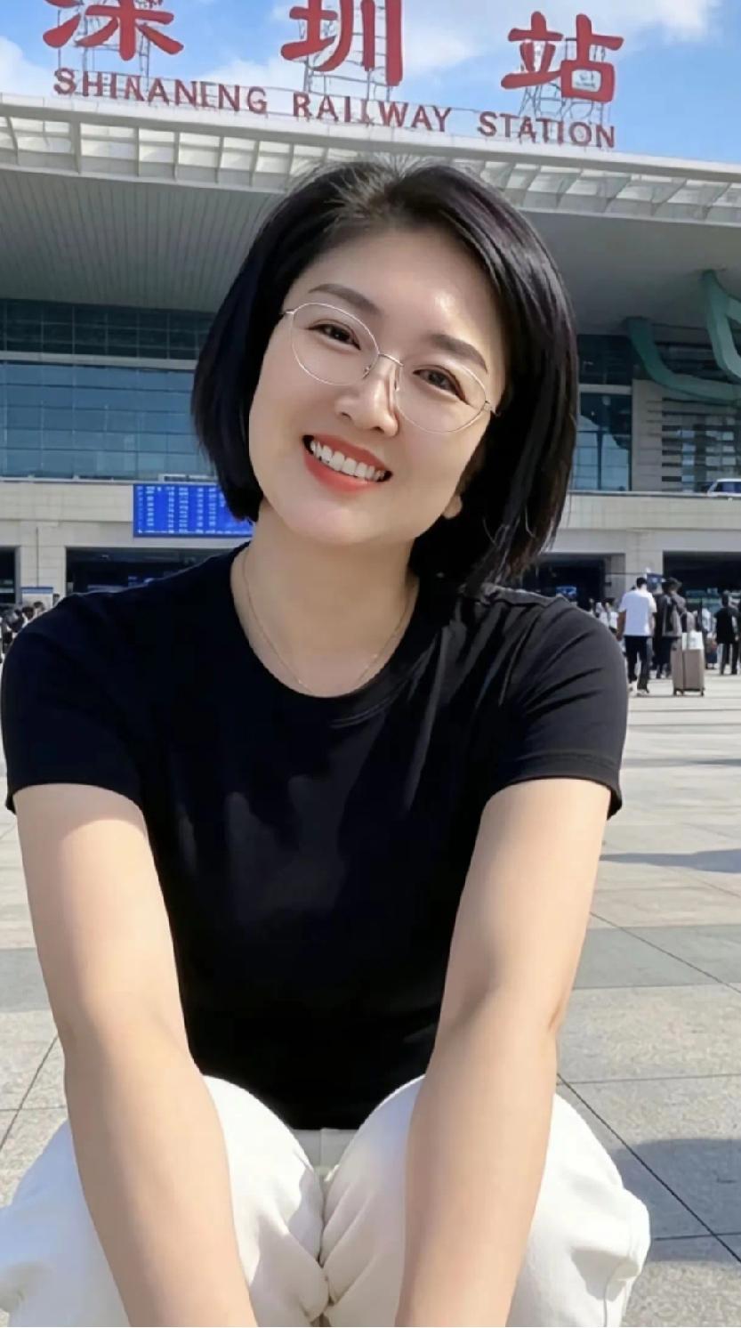 我敢肯定！娶这样的女人做妻子，家旺人旺财富旺！深圳站前蹲的