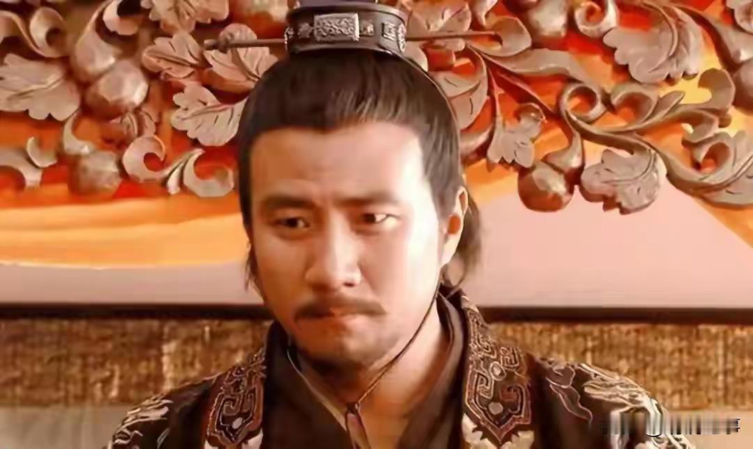 朱元璋外出巡查，路上被一老太太辱骂，朱元璋淡然一笑，反问：“敢问您儿子是谁？”老