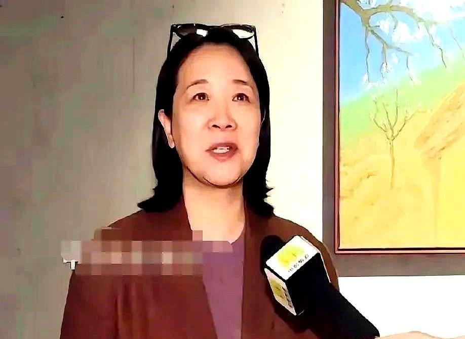 陈小艺最近接受采访的一段视频被翻出来了，镜头里她直接顶着大素颜就出来了。那件灰