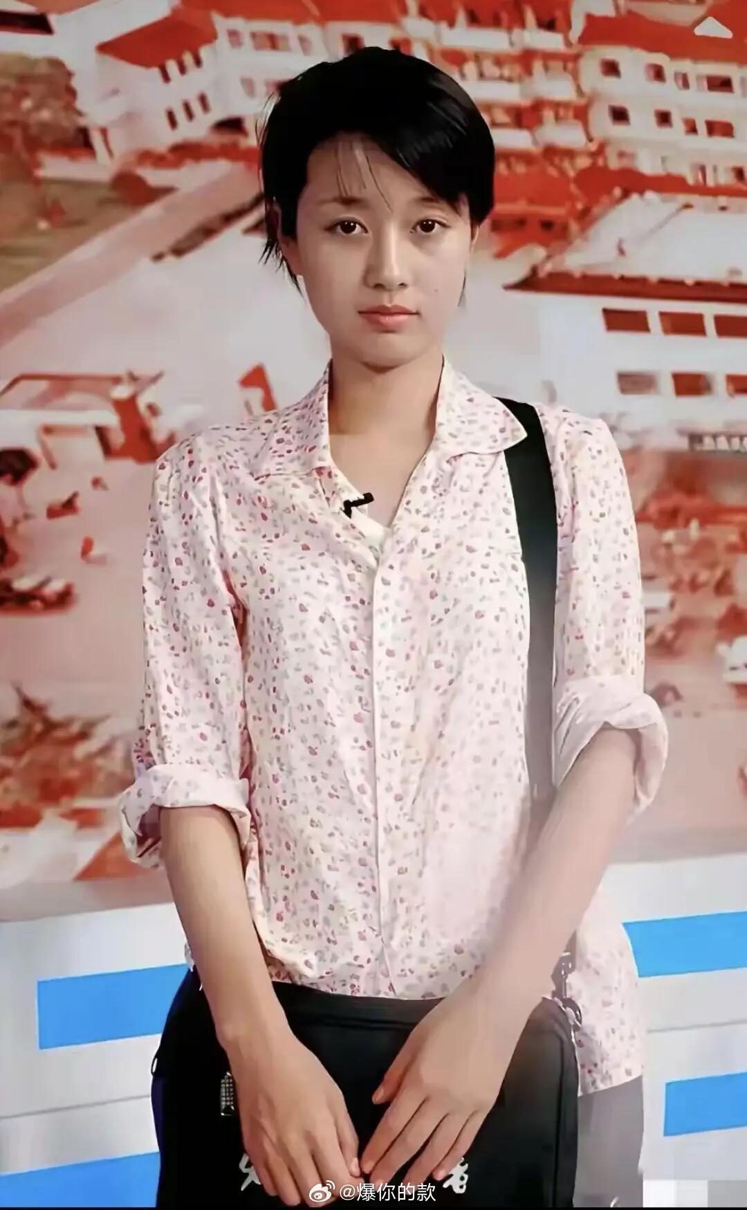 马伊利上学时照片。20多岁左右，满是青春的鲜活与灵动。