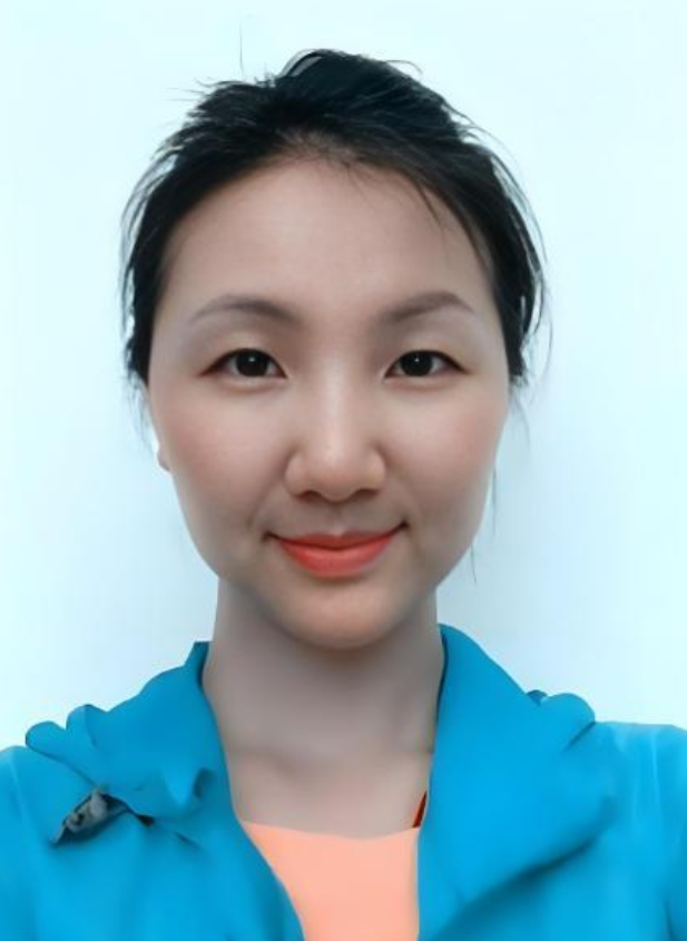 2012年，一架飞往乌鲁木齐的客机升至5000米高空时，一位空姐突然推着餐车猛撞