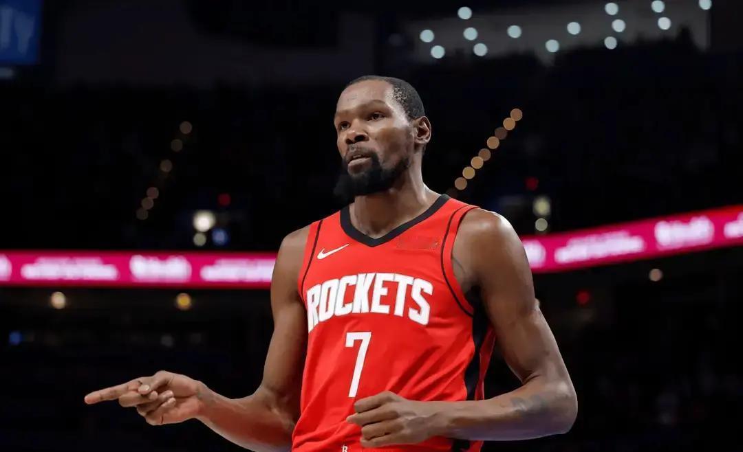 最后一攻，他甩开杜兰特，直冲三人包夹。火箭输在数据板上：关键时刻球队成功率