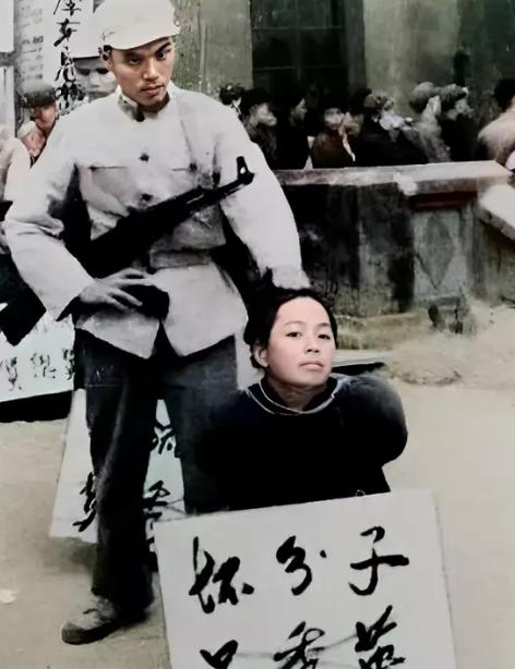 这张照片拍摄于1962年，地主婆吕秀英被处决前摄影师按下了快门。照片里的她穿