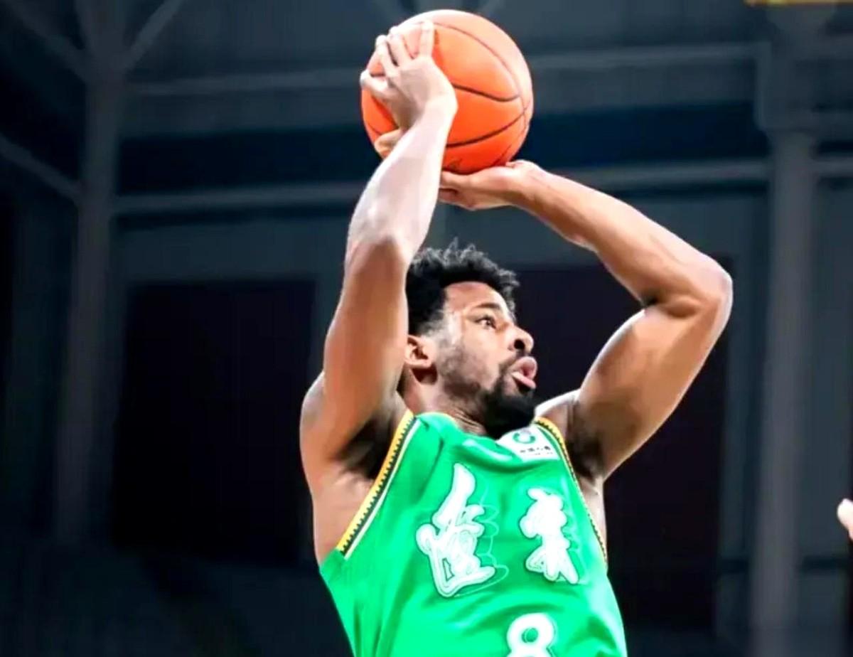 他走了。沈阳机场，没有鲜花，没有送别，甚至连个助理的影子都没看到。辽宁队外援布罗