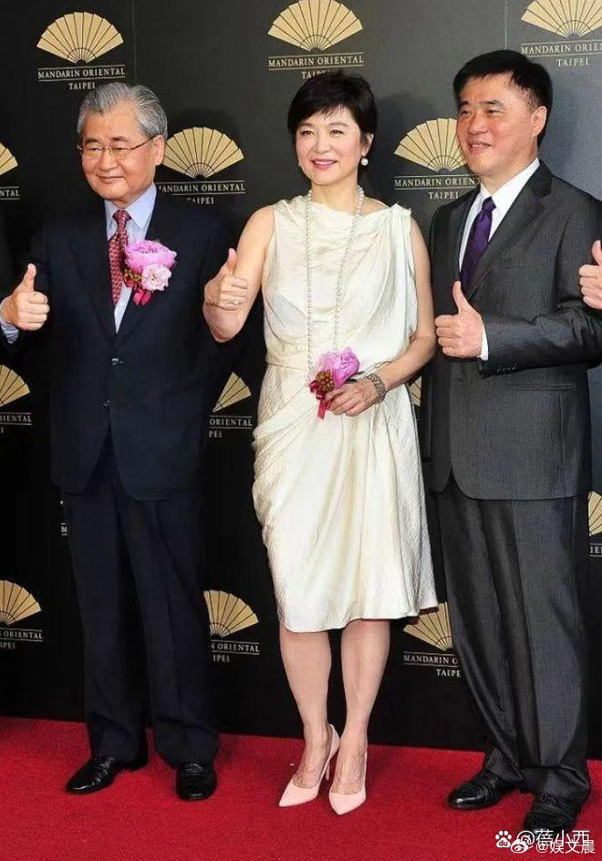 林青霞换上利落的超短发，一下子年轻了二十岁，一身简约白裙端庄显贵，优雅大气完全没
