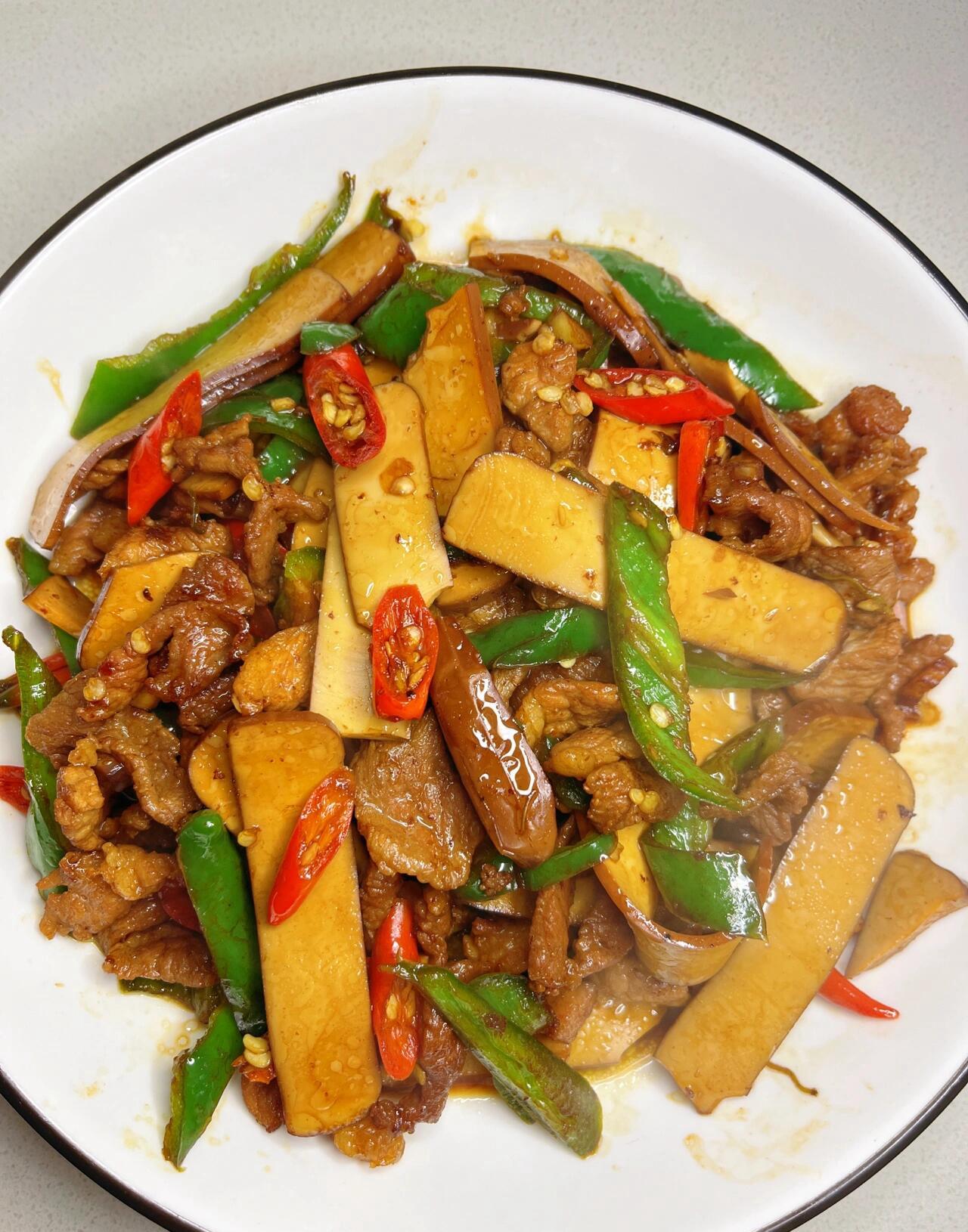 超级下饭的减脂家常菜，一周五天全靠它撑起饭量。星期一，豆干炒肉，瘦肉和豆