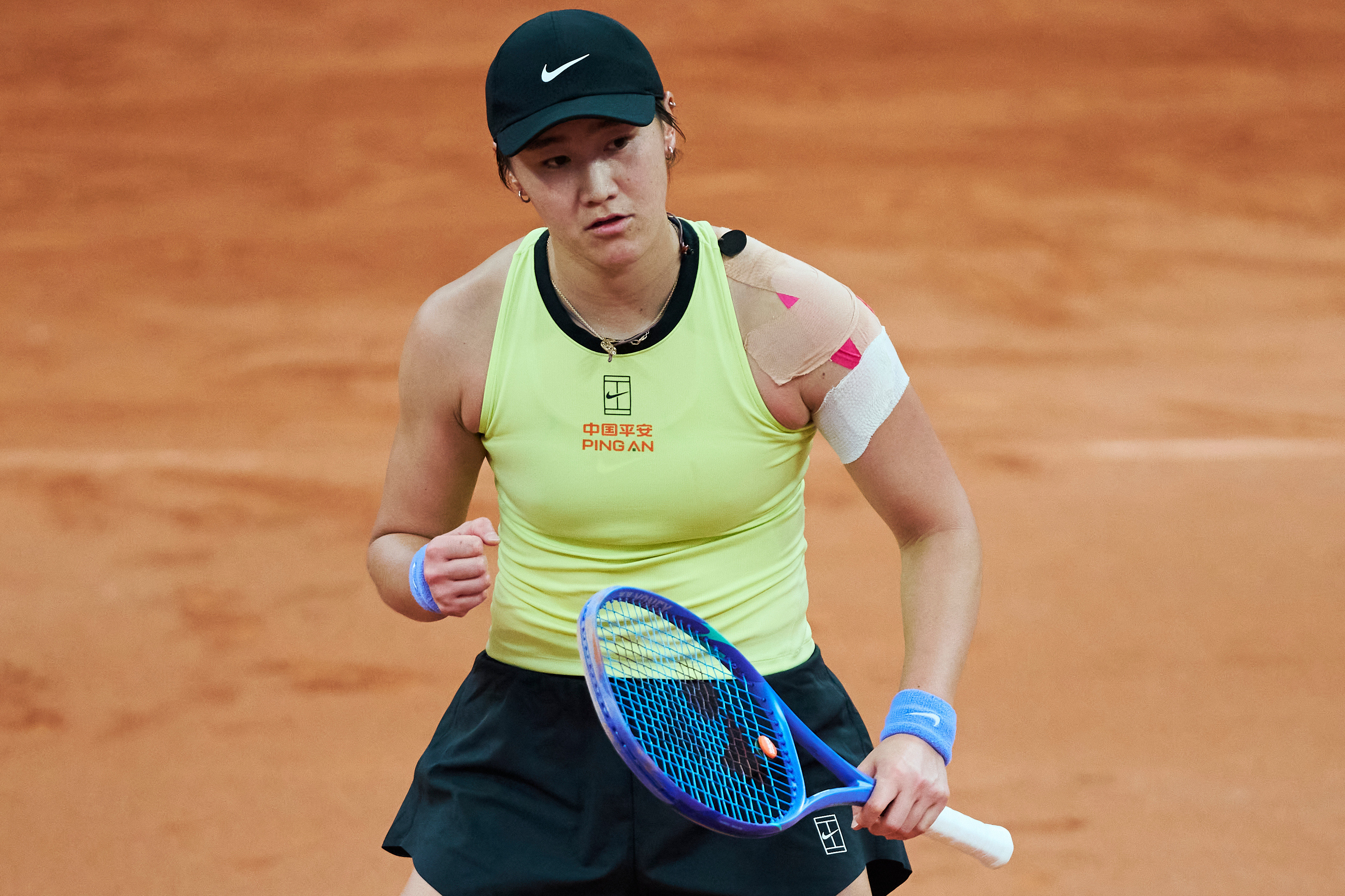王曦雨湖州法网红土网球壁纸！湖州法网红土，遇见状态大勇全力冲刺的中国金花王曦雨！