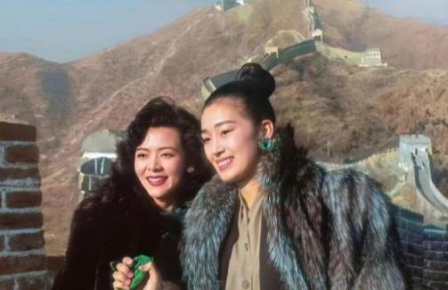第一次见她俩的合影其实她俩真没有太多交集这是1989年两人在长城的合影，当时