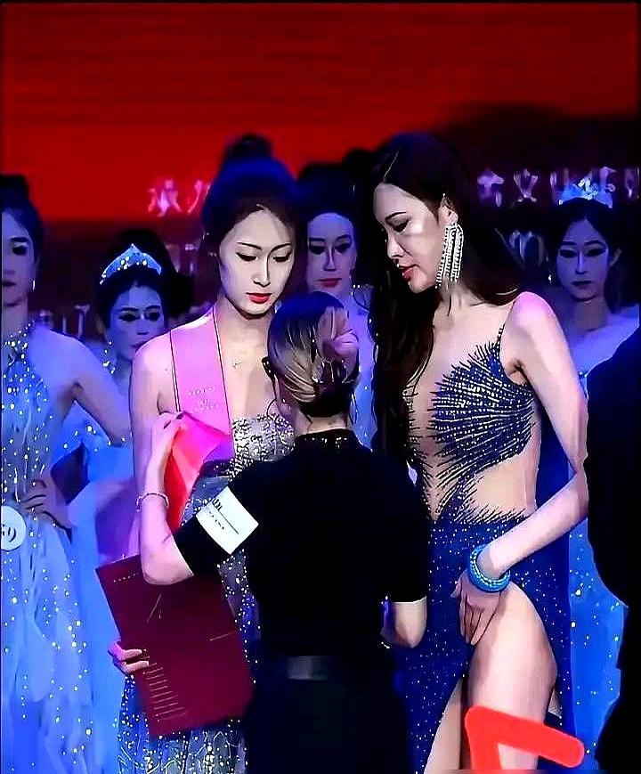 刚刷到昨天红毯生图，穿高开衩的清新小花僵得连手都不知道往哪放。她全程躲镜头，