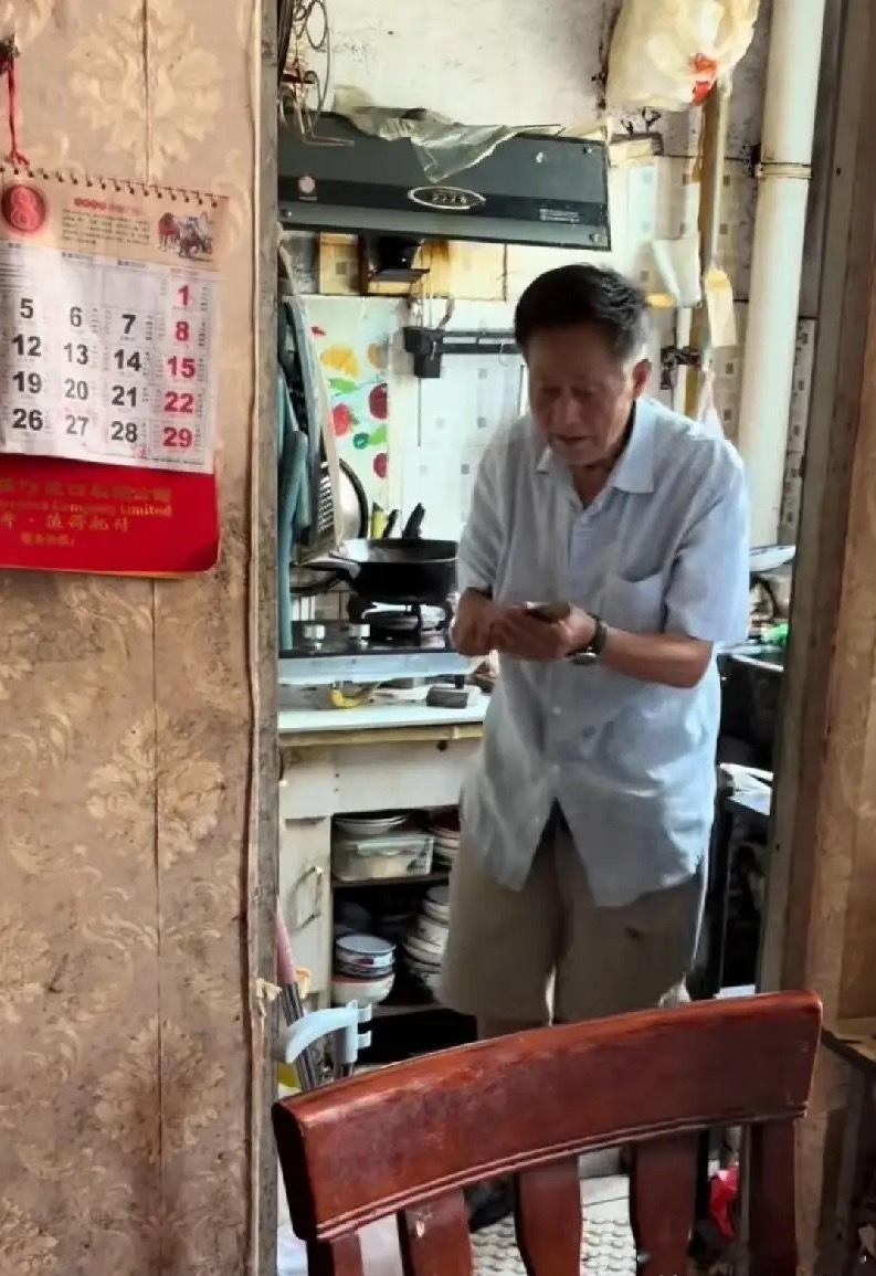 建工爷叔不承认自己是底层，他认为他在上海属于中产阶级。不过他的经济适用房，确实，
