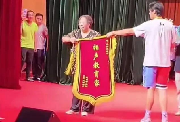 马贵荣，是北京的相声作家、相声教师，同时，她还有相声师承，她的师父是回婉华先生。