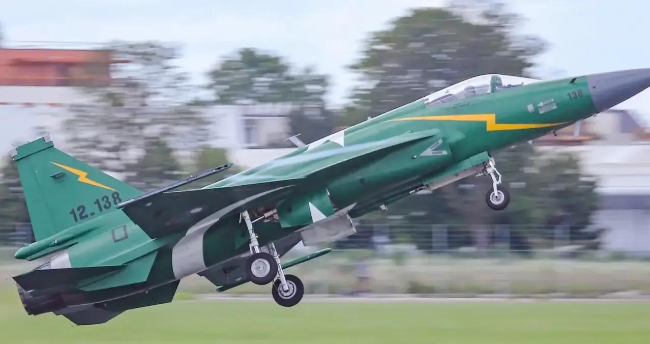 枭龙战机的出口订单彻底迎来“井喷”，订单数据直接爆表！印尼敲定40架采购意向，孟