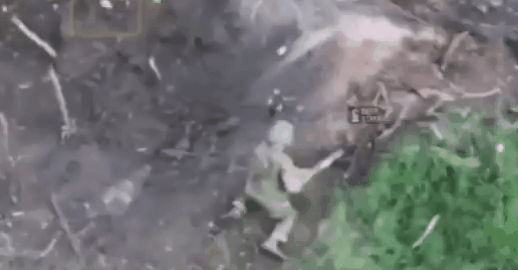 不作死就不会死。一名俄罗斯士兵用棍棒精准击中了一架乌克兰自杀式无人机，结果无人机