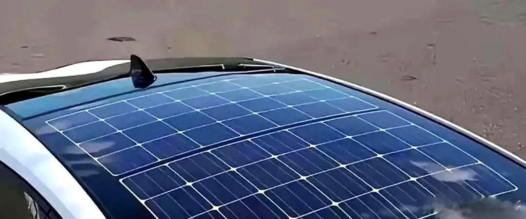 比亚迪搞了个大新闻，车顶太阳能板直接给车“自发电”了，这事儿听起来有点科幻，但人